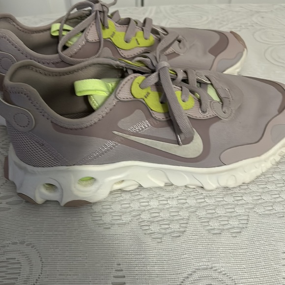 React Nike Woman Sneakers. - Picture 2 of 7